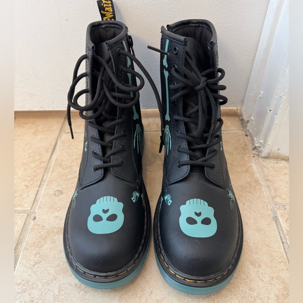 Dr. Martens skelly print boots // size 7 women’s :)